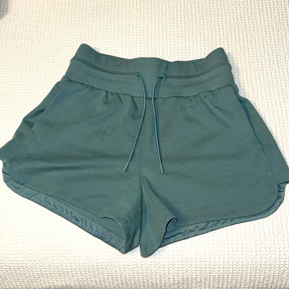 Women’s Extra High-Waisted Dynamic Fleece Shorts